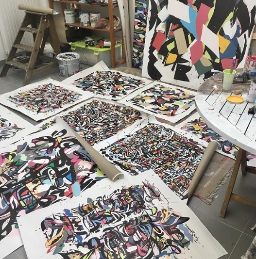 Artiste d'art urbain dans son atelier